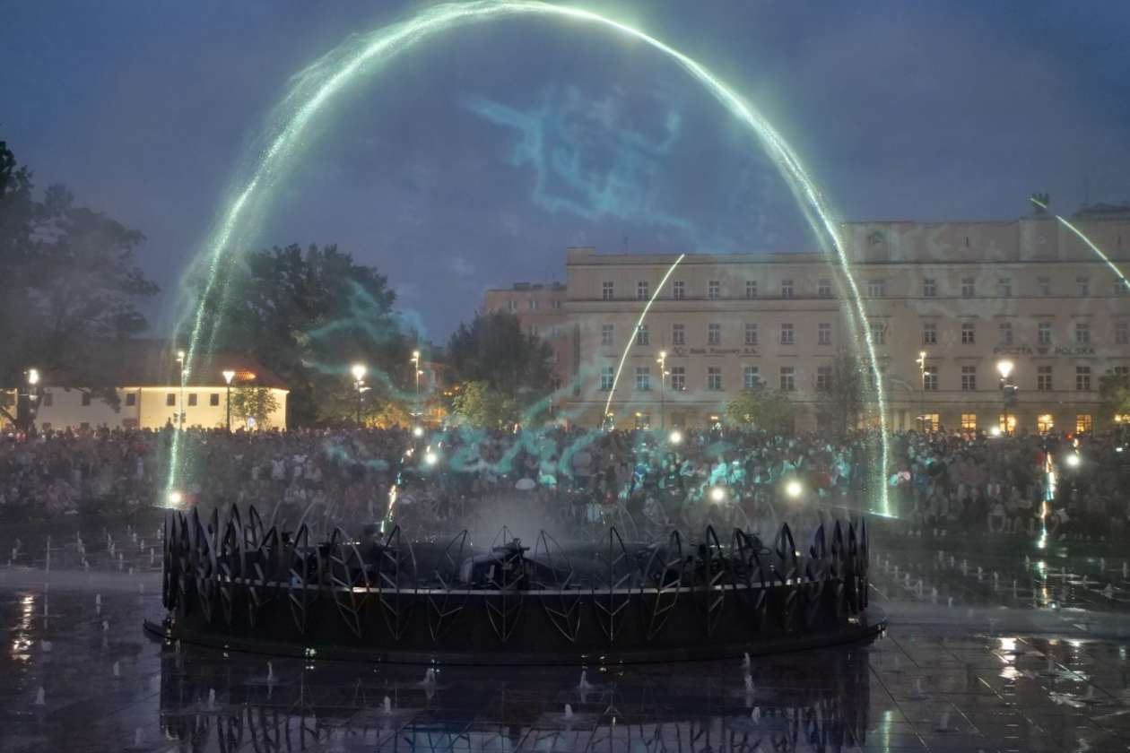  Pokazy fontanny na placu Litewskim w Lublinie: Nowe widowisko pt. Anioły lubelskie (zdjęcie 29) - Autor: Maciej Kaczanowski