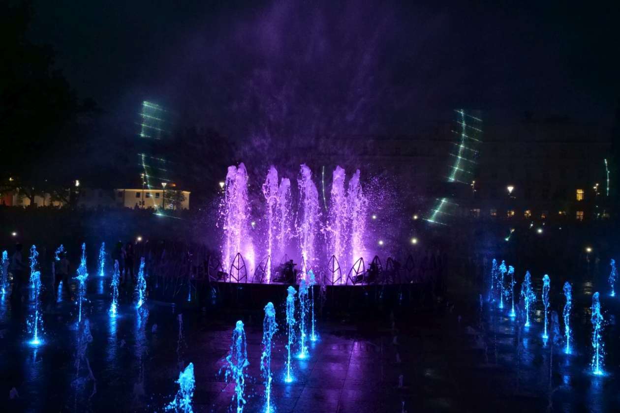  Pokazy fontanny na placu Litewskim w Lublinie: Nowe widowisko pt. Anioły lubelskie (zdjęcie 28) - Autor: Maciej Kaczanowski