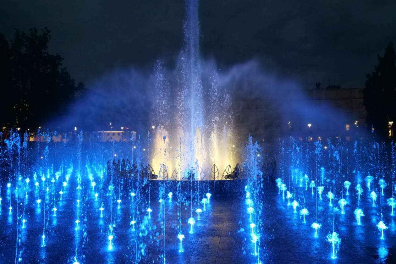  Pokazy fontanny na placu Litewskim w Lublinie: Nowe widowisko pt. Anioły lubelskie  - Autor: Maciej Kaczanowski