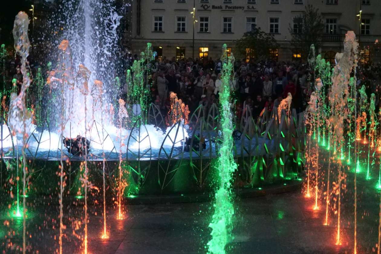  Pokazy fontanny na placu Litewskim w Lublinie: Nowe widowisko pt. Anioły lubelskie (zdjęcie 35) - Autor: Maciej Kaczanowski