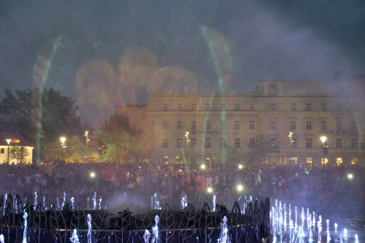  Pokazy fontanny na placu Litewskim w Lublinie: Nowe widowisko pt. Anioły lubelskie (zdjęcie 22) - Autor: Maciej Kaczanowski