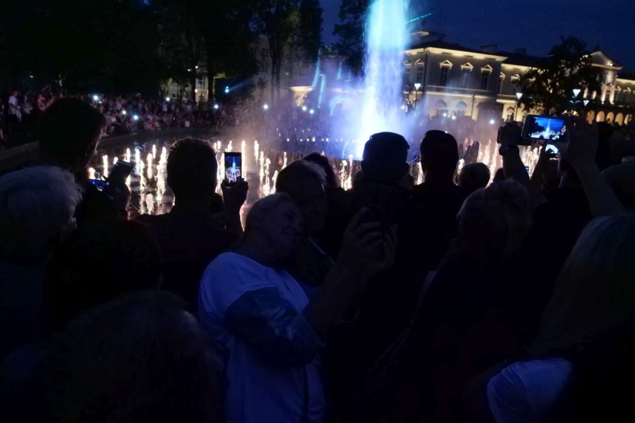  Pokazy fontanny na placu Litewskim w Lublinie: Nowe widowisko pt. Anioły lubelskie (zdjęcie 18) - Autor: Maciej Kaczanowski