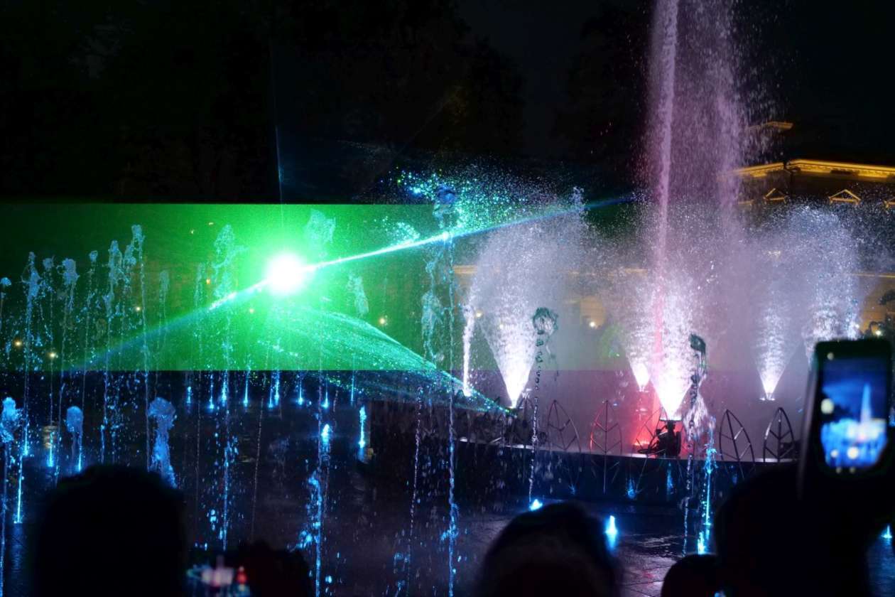  Pokazy fontanny na placu Litewskim w Lublinie: Nowe widowisko pt. Anioły lubelskie (zdjęcie 9) - Autor: Maciej Kaczanowski