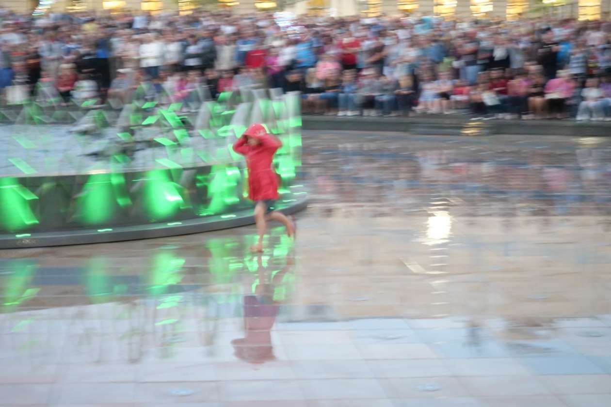  Pokazy fontanny na placu Litewskim w Lublinie: Nowe widowisko pt. Anioły lubelskie (zdjęcie 37) - Autor: Maciej Kaczanowski
