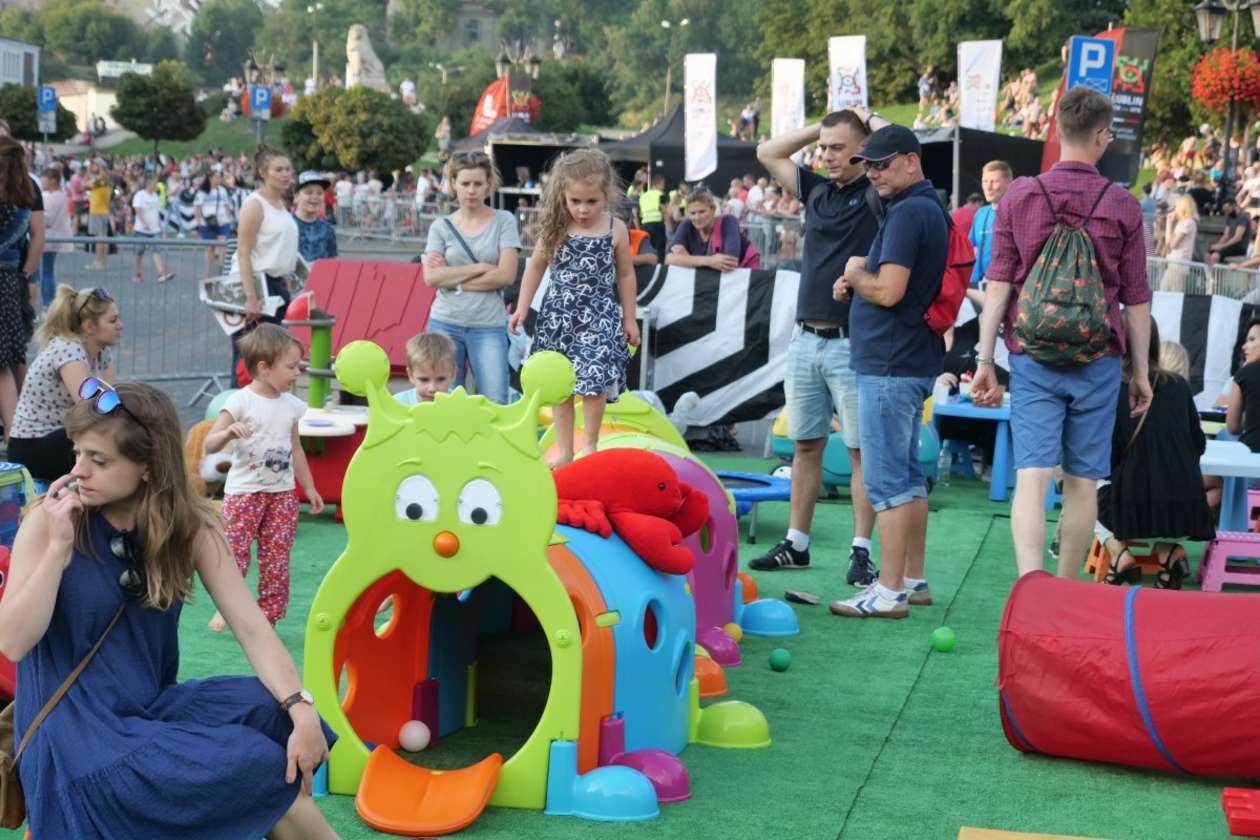  Siła Kobiet. Koncert na placu Zamkowym (zdjęcie 29) - Autor: Maciej Kaczanowski