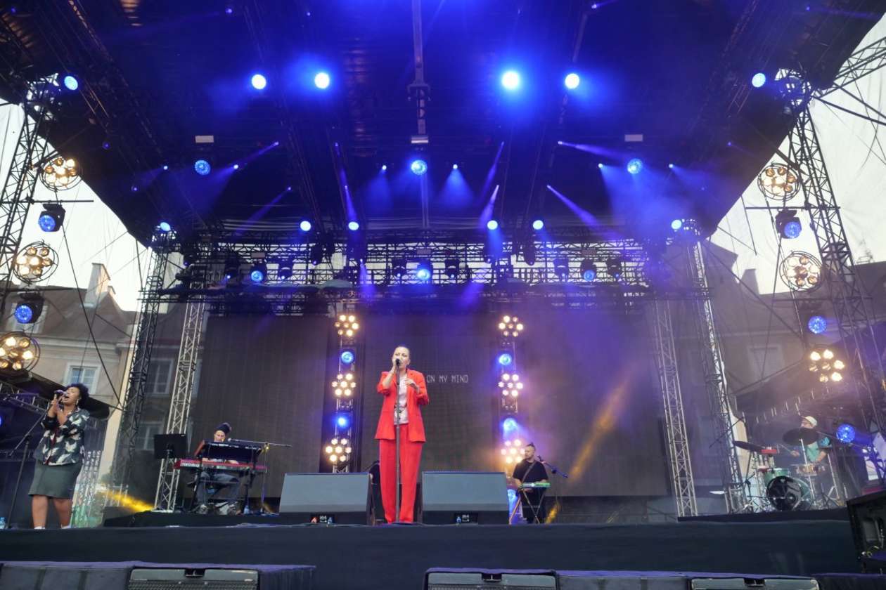  Siła Kobiet. Koncert na placu Zamkowym (zdjęcie 10) - Autor: Maciej Kaczanowski