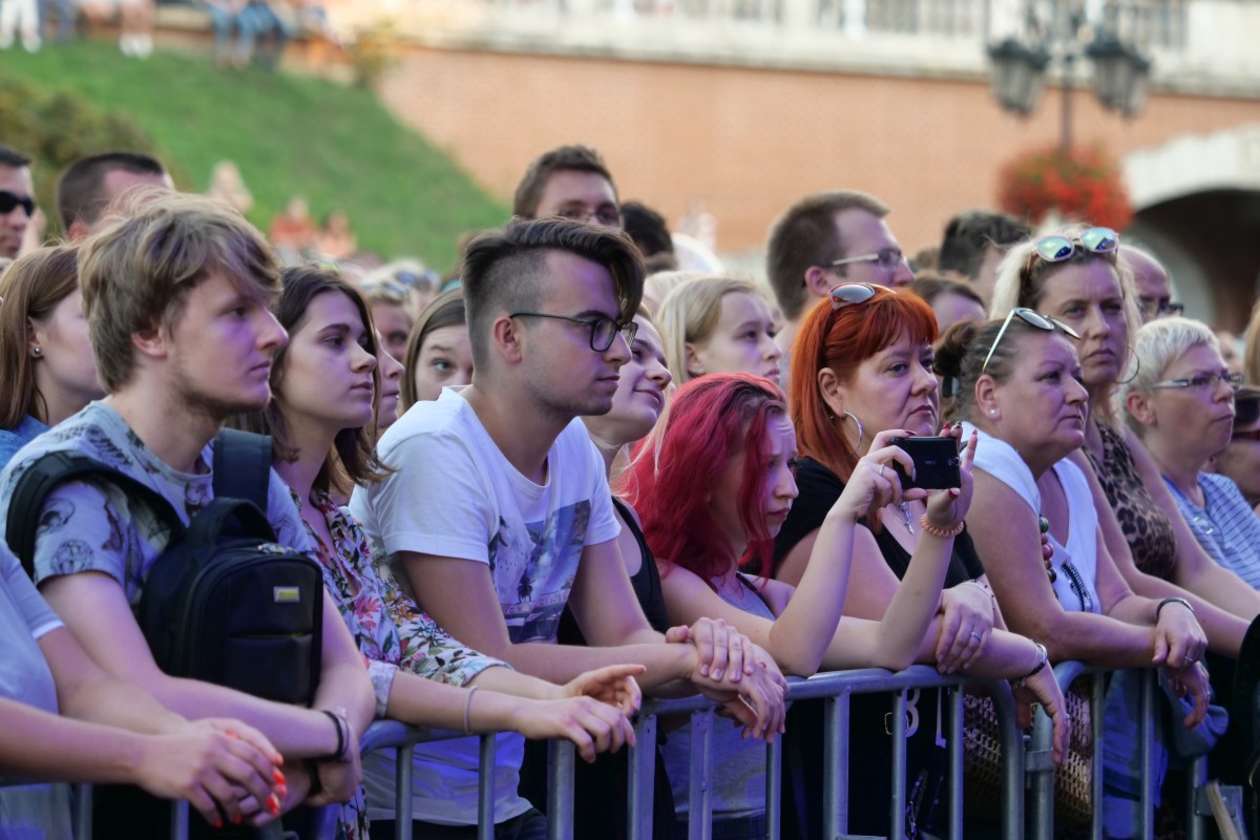  Siła Kobiet. Koncert na placu Zamkowym (zdjęcie 12) - Autor: Maciej Kaczanowski