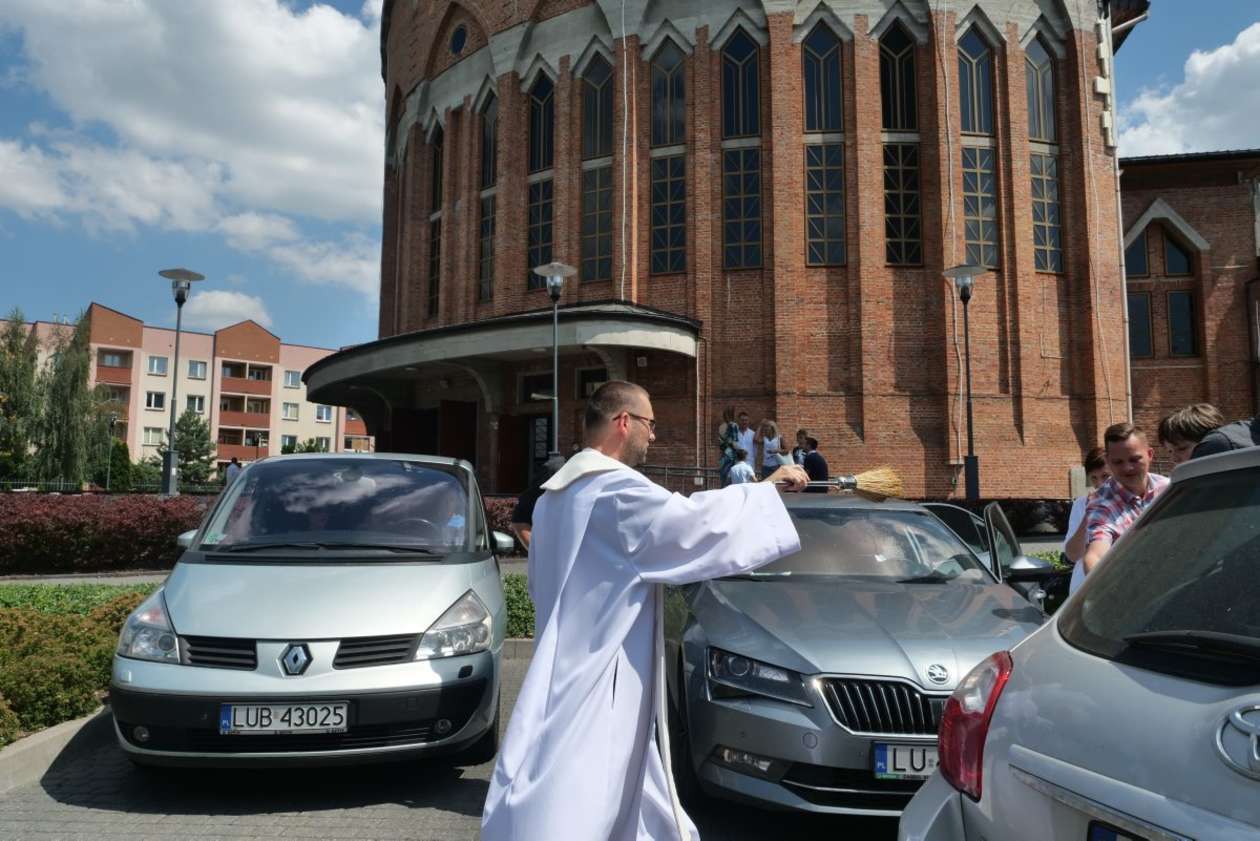 Kościół pw. Niepokalanego Poczęcia NMP na Bazylianówce: święcenie pojazdów  - Autor: Maciej Kaczanowski