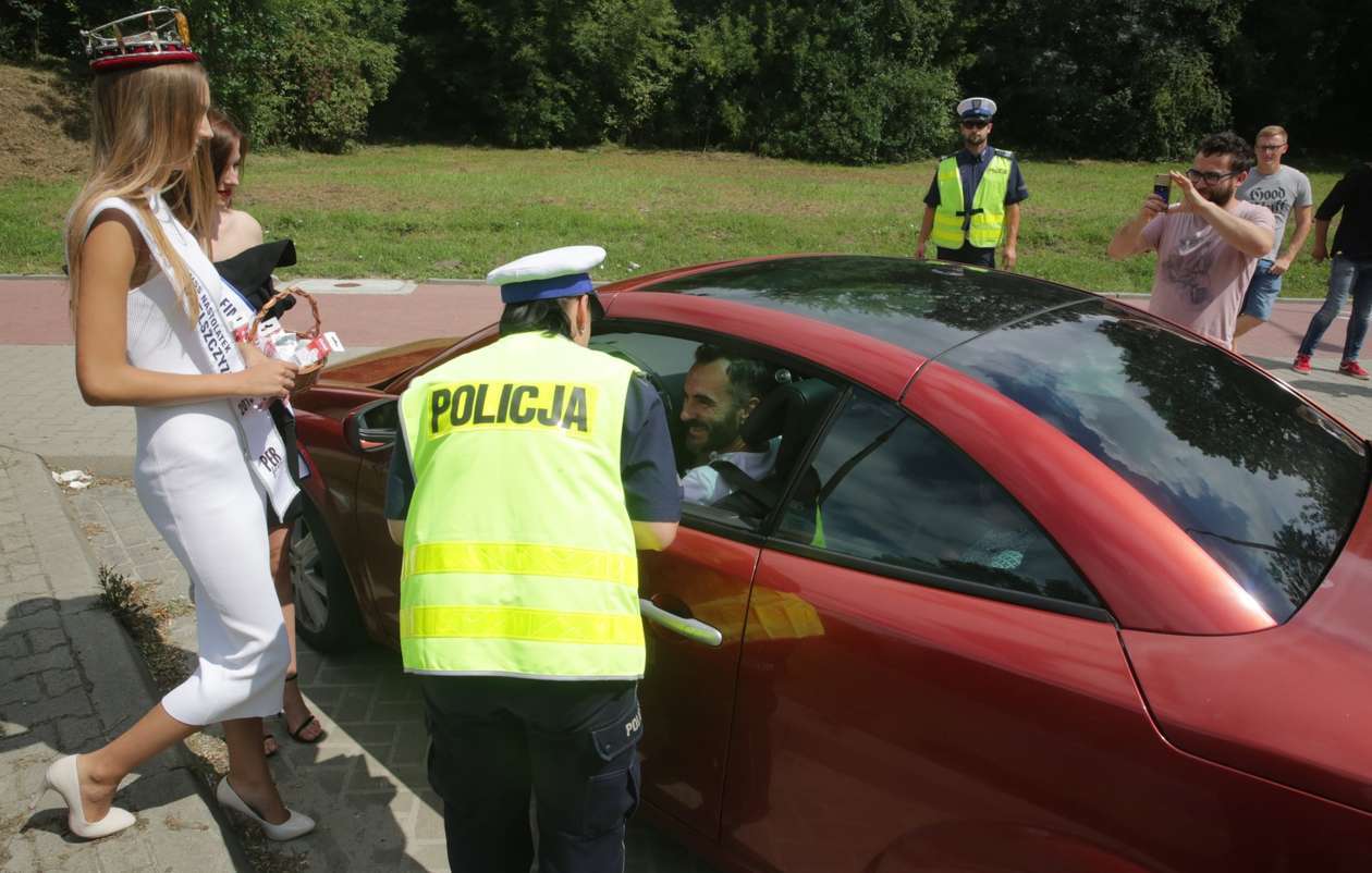  Lublin: Misski razem z policjantami rozdawały alkomaty kierowcom (zdjęcie 16) - Autor: Wojciech Nieśpiałowski