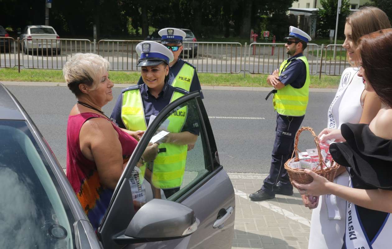  Lublin: Misski razem z policjantami rozdawały alkomaty kierowcom (zdjęcie 24) - Autor: Wojciech Nieśpiałowski