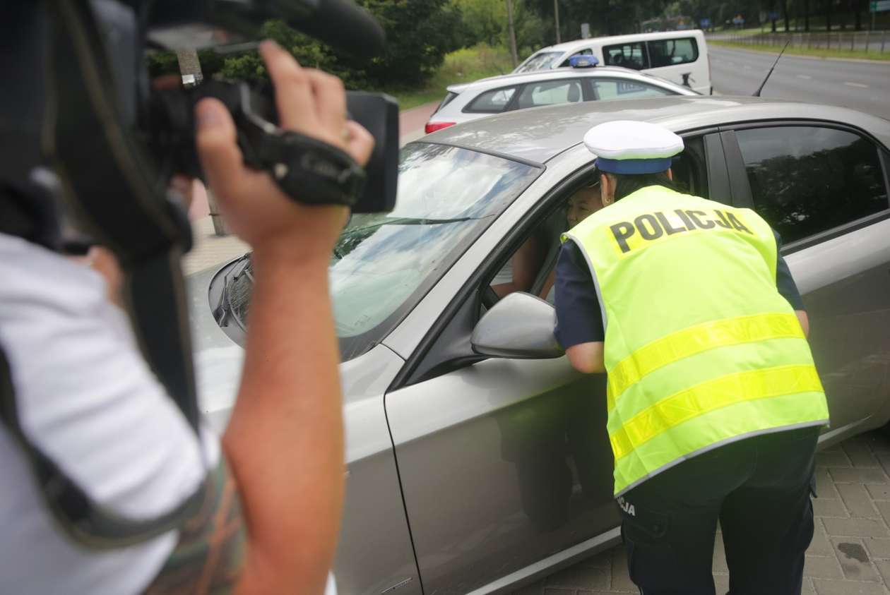  Lublin: Misski razem z policjantami rozdawały alkomaty kierowcom (zdjęcie 5) - Autor: Wojciech Nieśpiałowski