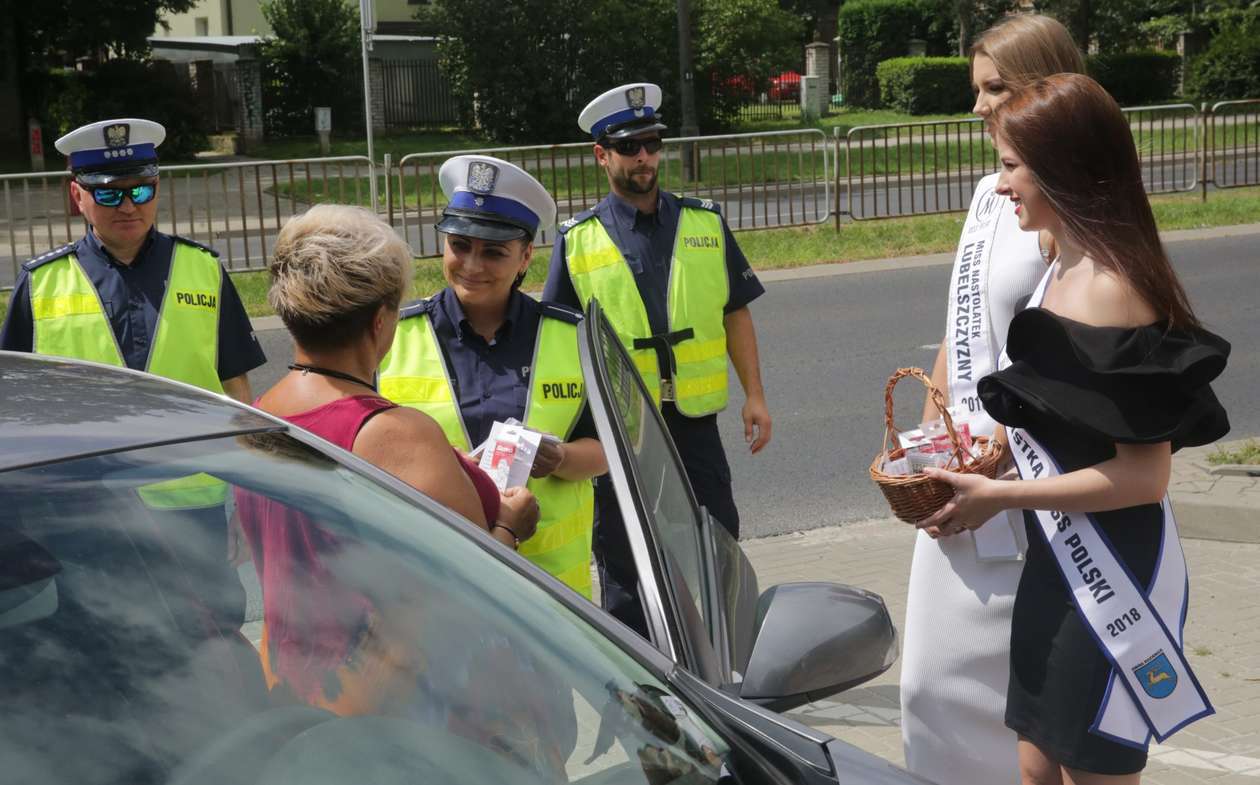  Lublin: Misski razem z policjantami rozdawały alkomaty kierowcom (zdjęcie 20) - Autor: Wojciech Nieśpiałowski