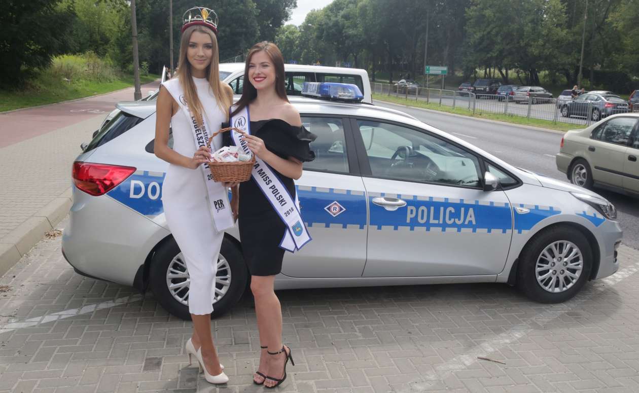  Lublin: Misski razem z policjantami rozdawały alkomaty kierowcom (zdjęcie 13) - Autor: Wojciech Nieśpiałowski