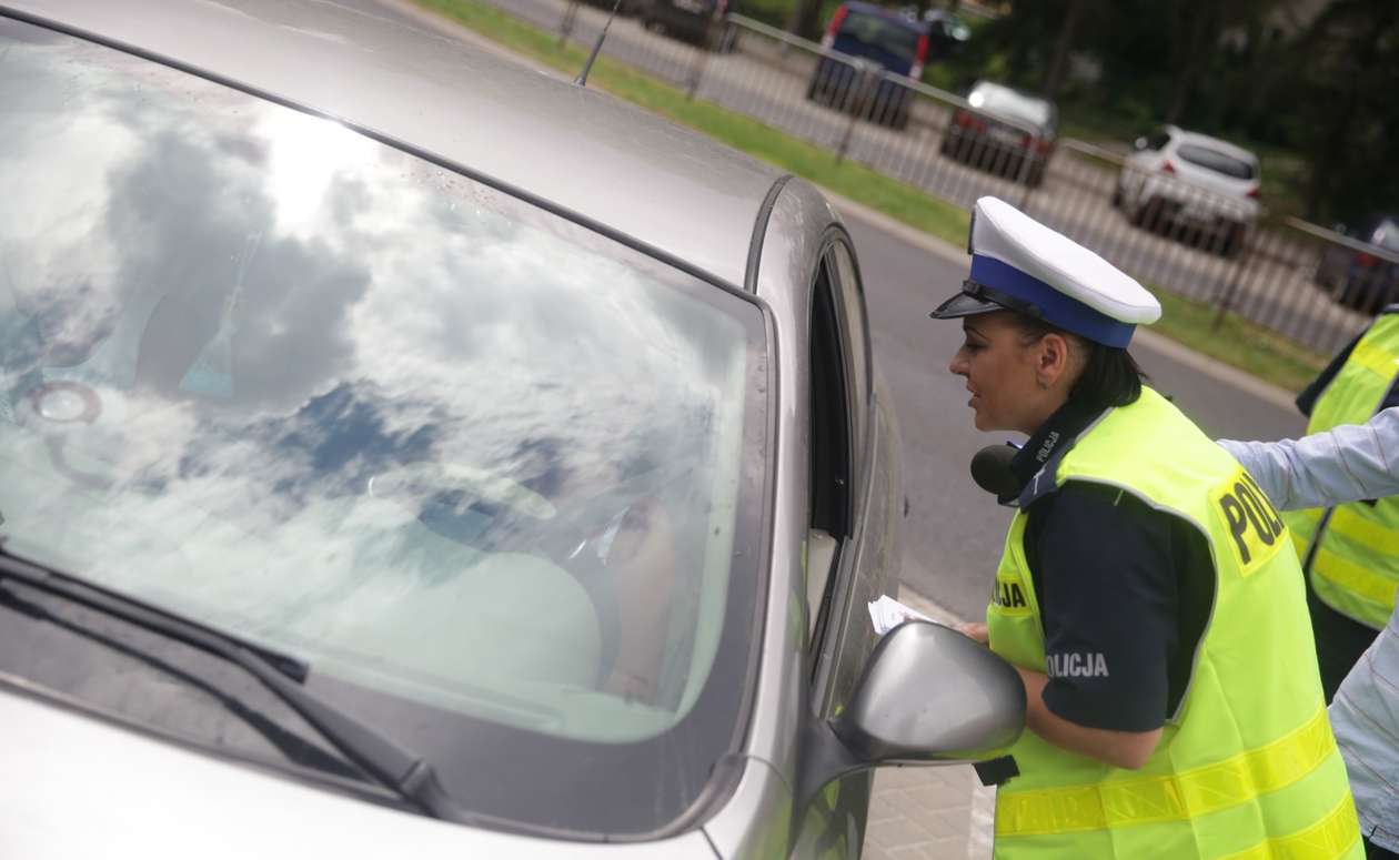  Lublin: Misski razem z policjantami rozdawały alkomaty kierowcom (zdjęcie 3) - Autor: Wojciech Nieśpiałowski