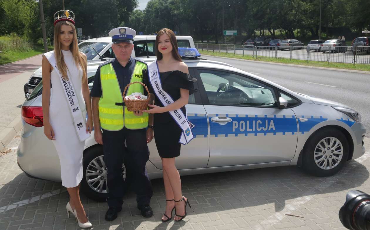  Lublin: Misski razem z policjantami rozdawały alkomaty kierowcom (zdjęcie 12) - Autor: Wojciech Nieśpiałowski