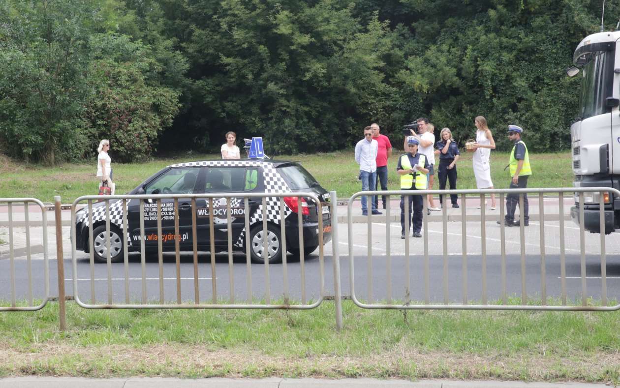  Lublin: Misski razem z policjantami rozdawały alkomaty kierowcom (zdjęcie 2) - Autor: Wojciech Nieśpiałowski