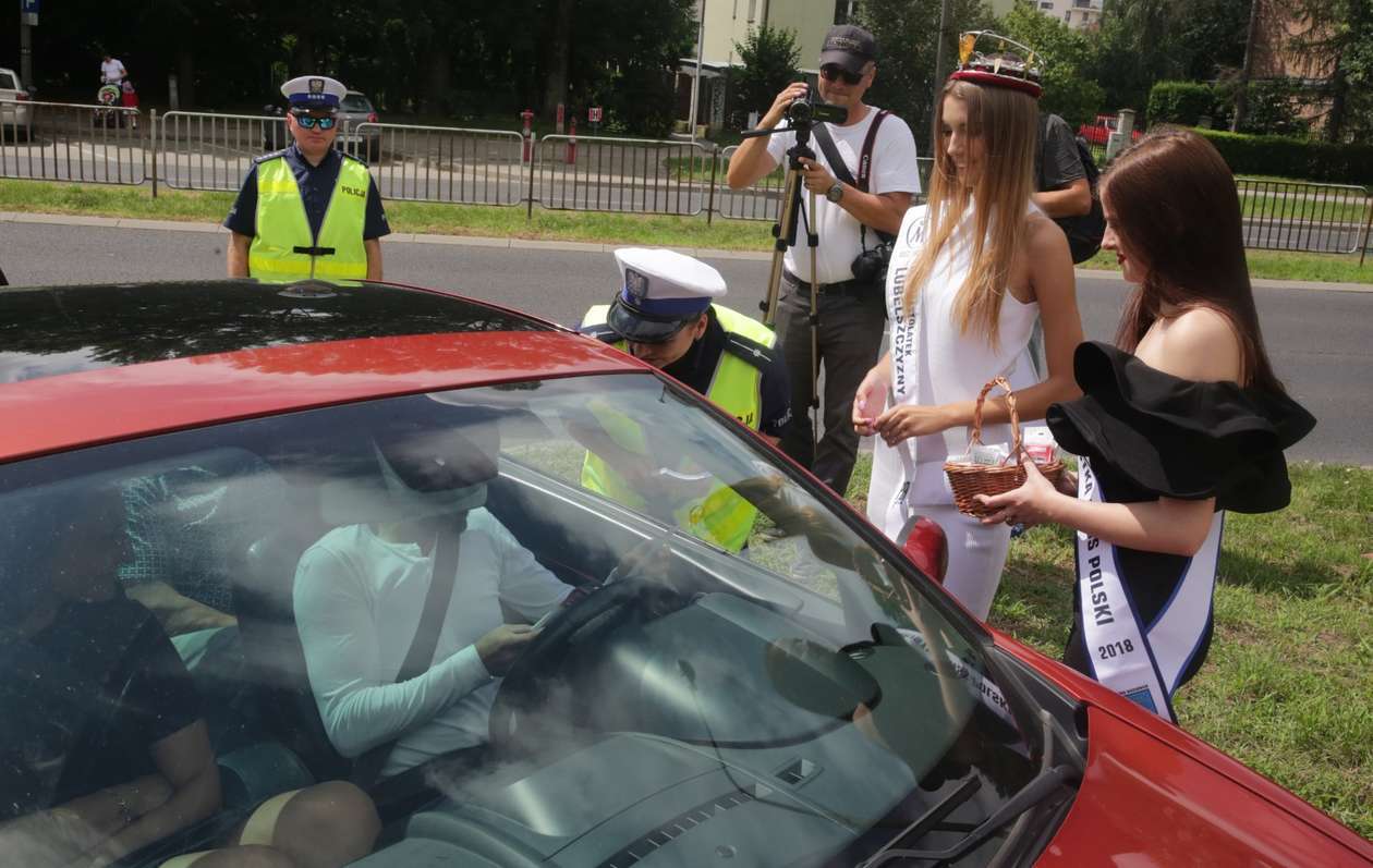  Lublin: Misski razem z policjantami rozdawały alkomaty kierowcom (zdjęcie 19) - Autor: Wojciech Nieśpiałowski