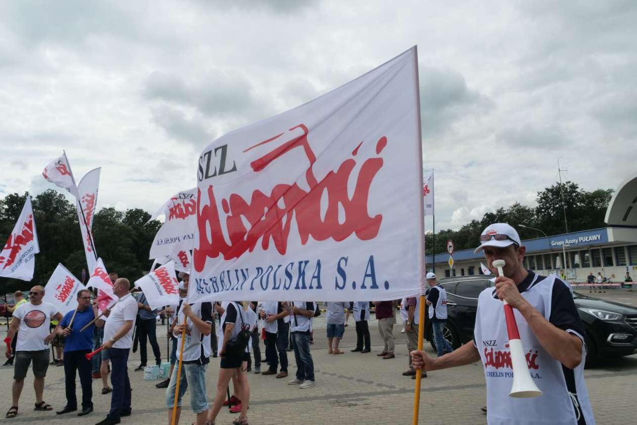  Pikieta w Puławach w obronie zwolnionego pracownika Azotów (zdjęcie 16) - Autor: Maciej Kaczanowski