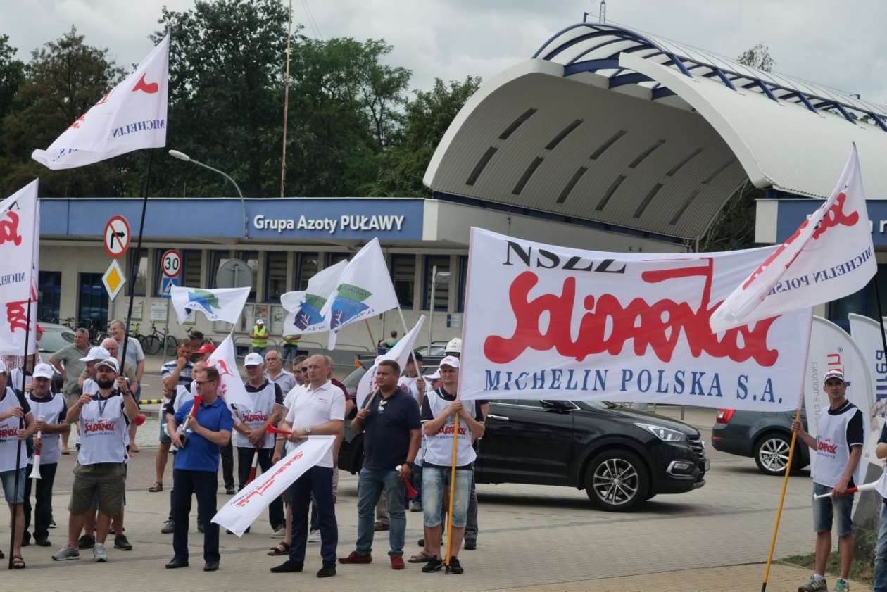  Pikieta w Puławach w obronie zwolnionego pracownika Azotów (zdjęcie 8) - Autor: Maciej Kaczanowski