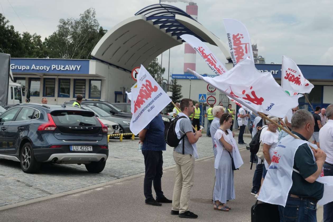 Pikieta w Puławach w obronie zwolnionego pracownika Azotów