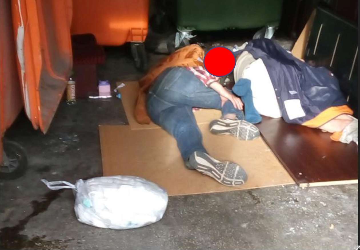  Bezdomni okupują altanę śmietnikową (zdjęcie 2) - Autor: czytelnik
