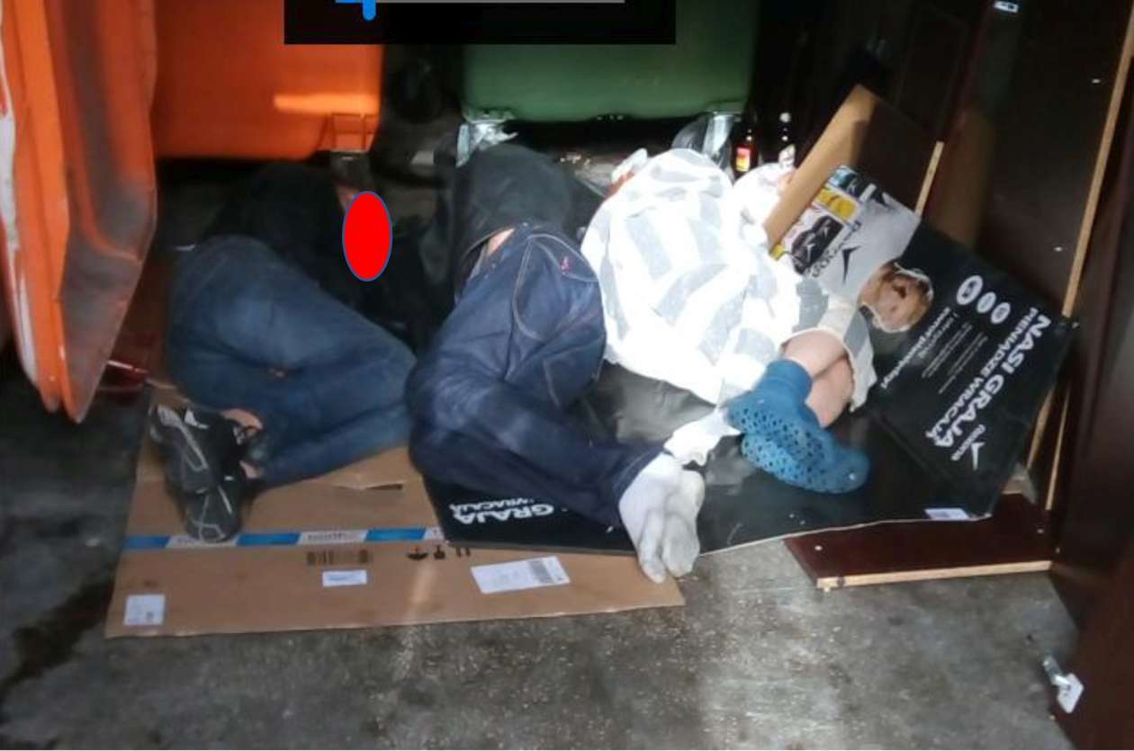  Bezdomni okupują altanę śmietnikową (zdjęcie 1) - Autor: czytelnik