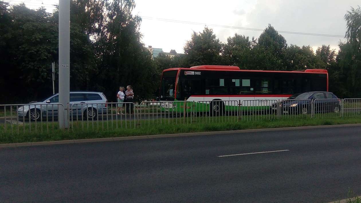 Kolizja z udziałem autobusu miejskiego i dwóch aut