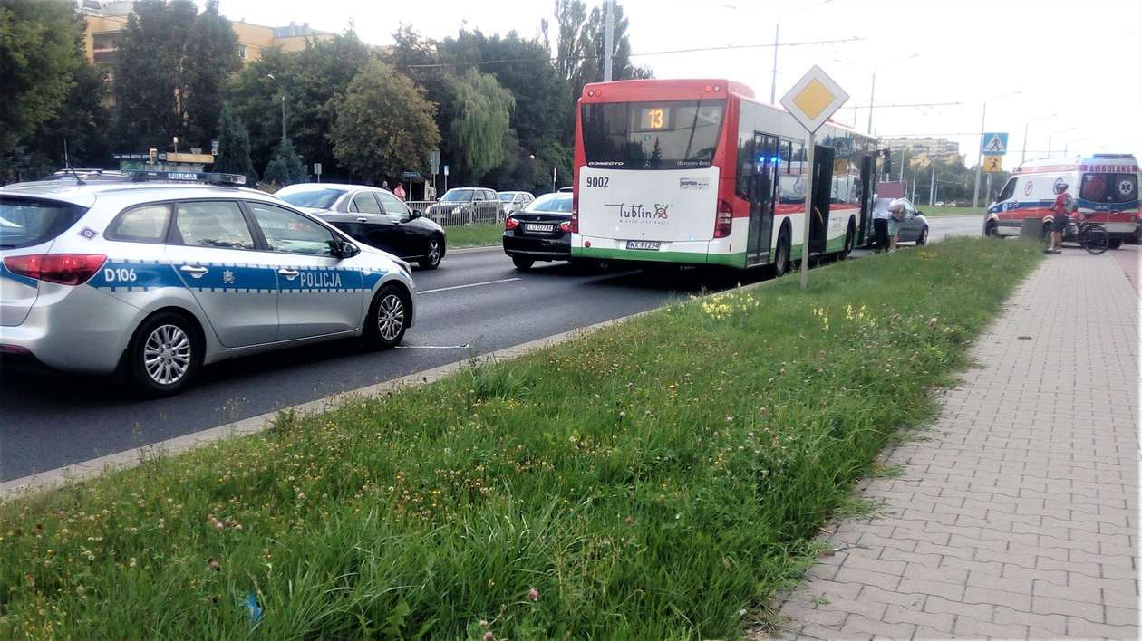  Kolizja z udziałem autobusu miejskiego i dwóch aut  - Autor: Dominik Smaga