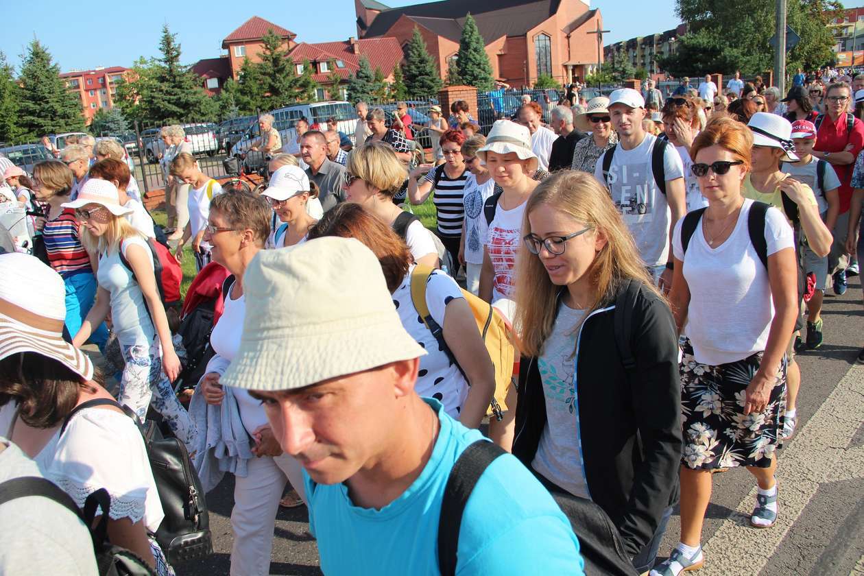  Pielgrzymi z Białej Podlaskiej wyruszyli do Częstochowy  (zdjęcie 2) - Autor: Ewelina Burda