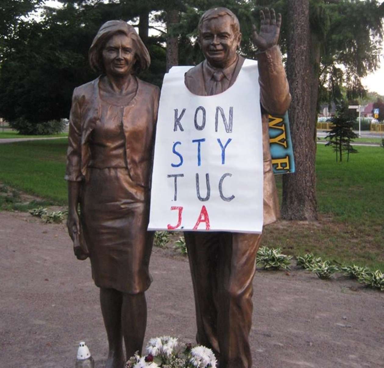 Zawiesili baner na pomniku Kaczyńskich. Zdjęcia z monitoringu