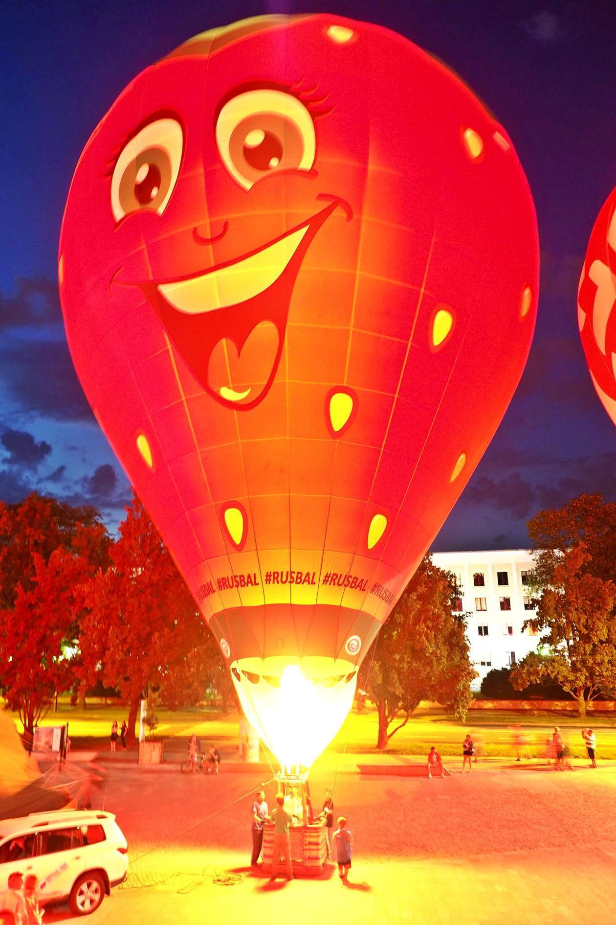  Nocny pokaz balonów przed CSK w Lublinie (zdjęcie 13) - Autor: Paweł Buczkowski