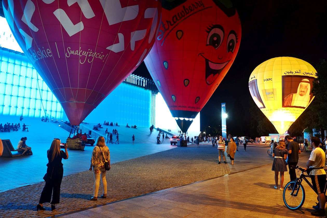  Nocny pokaz balonów przed CSK w Lublinie (zdjęcie 9) - Autor: Paweł Buczkowski