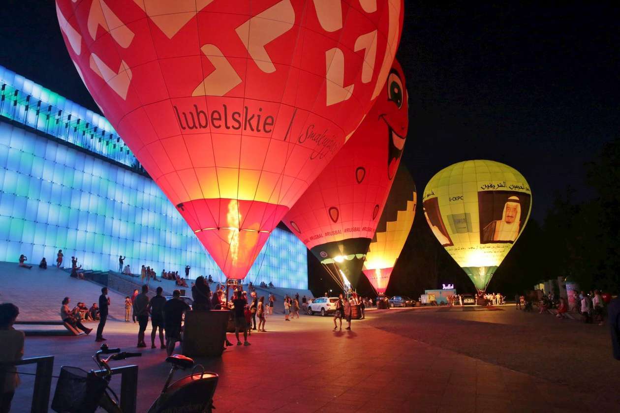  Nocny pokaz balonów przed CSK w Lublinie  - Autor: Paweł Buczkowski