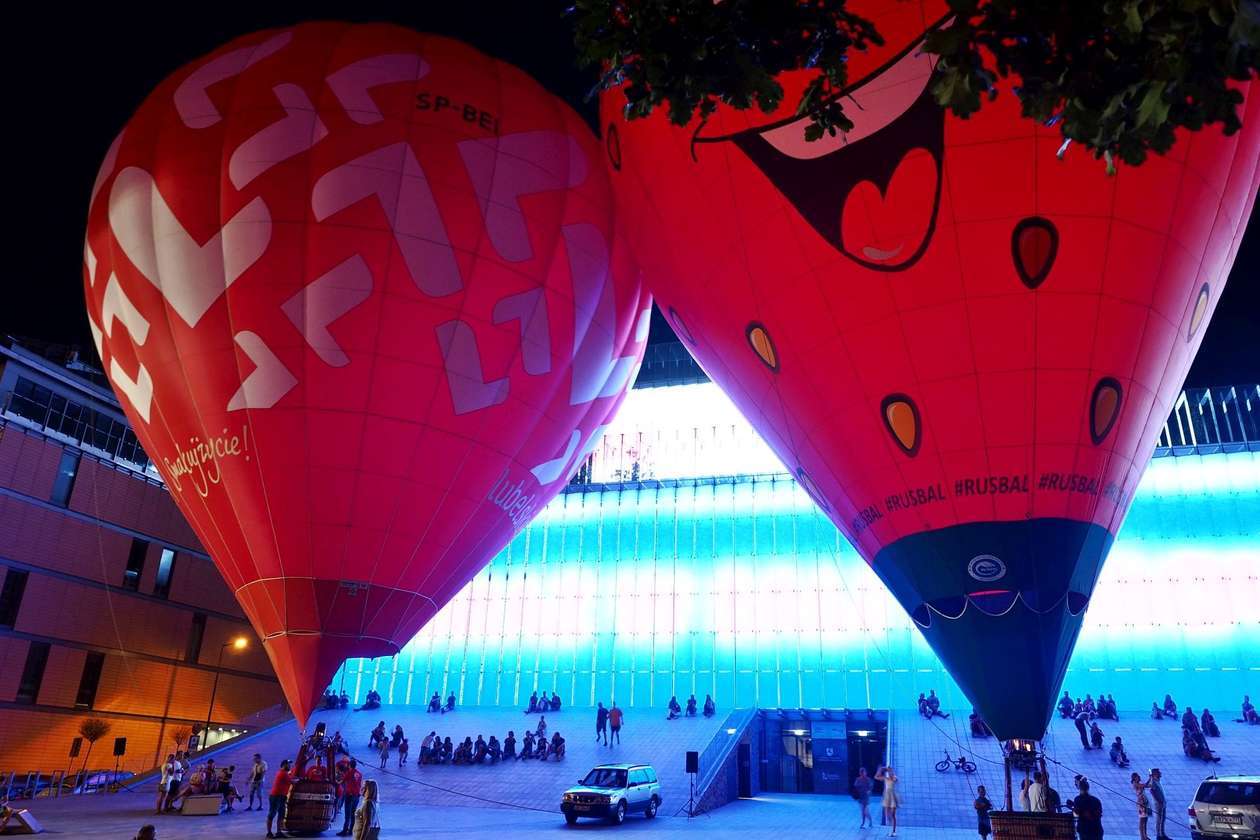  Nocny pokaz balonów przed CSK w Lublinie (zdjęcie 11) - Autor: Paweł Buczkowski