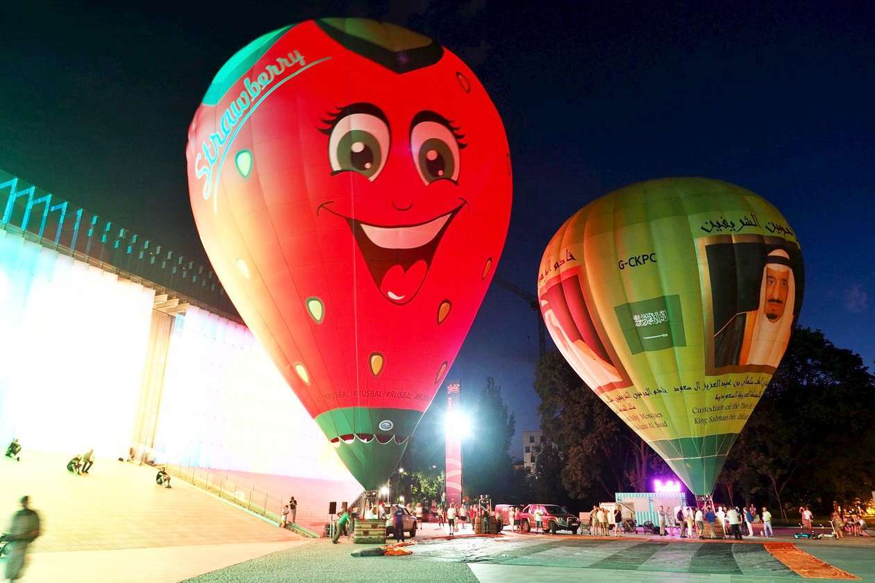 Nocny pokaz balonów przed CSK w Lublinie