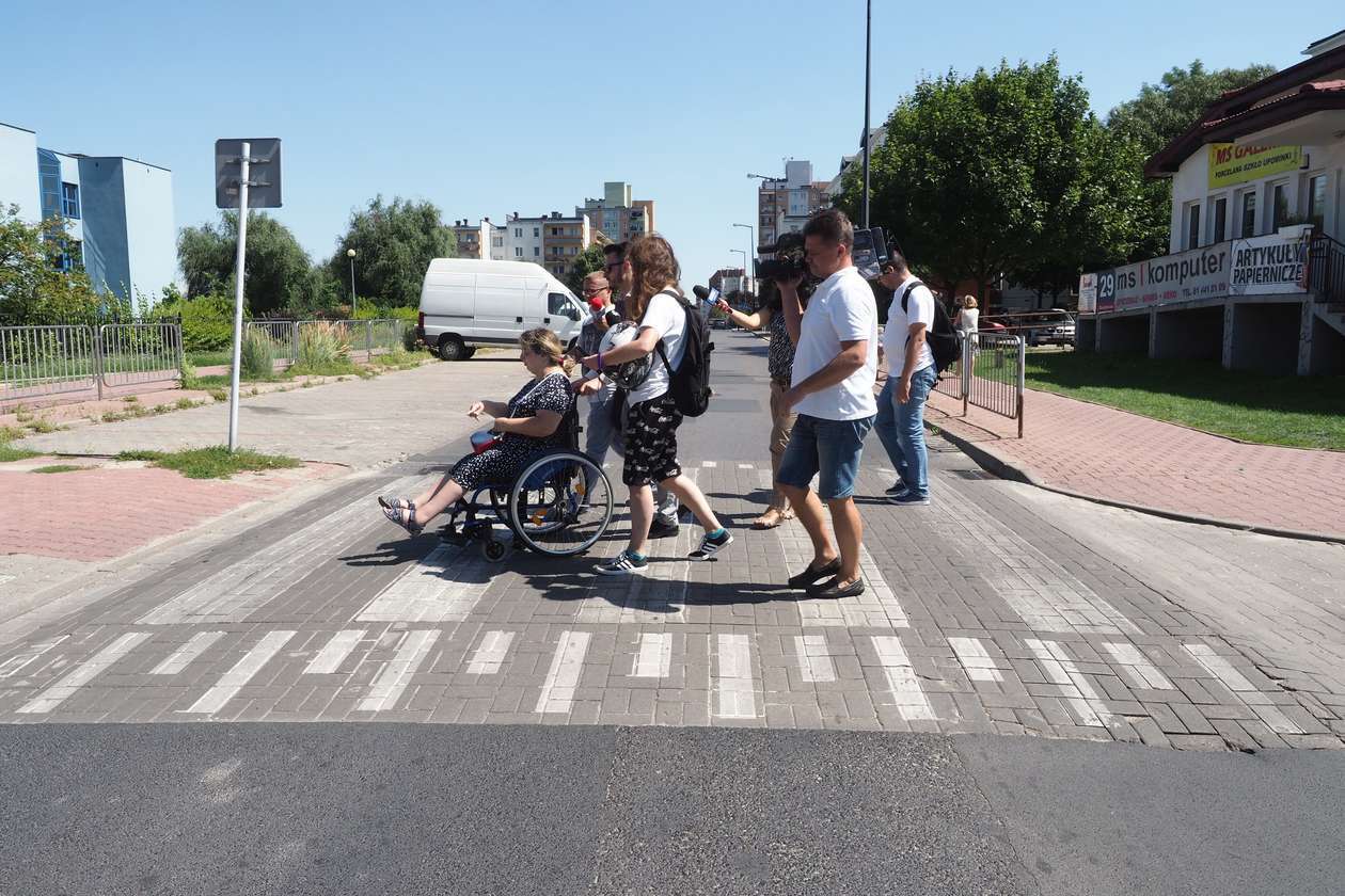  Pokazali jak ciężko osobie na wózku poruszać się po Lublinie (zdjęcie 2) - Autor: Wojciech Nieśpiałowski