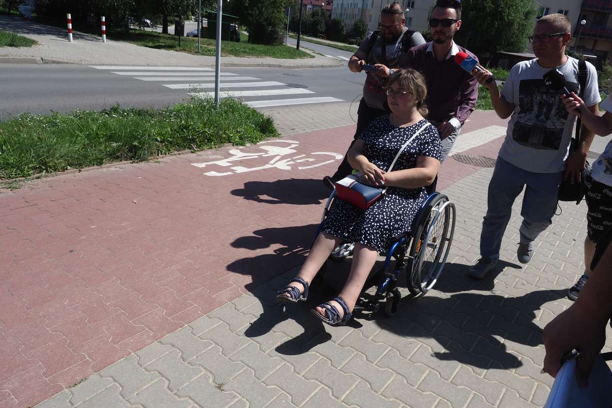  Pokazali jak ciężko osobie na wózku poruszać się po Lublinie (zdjęcie 6) - Autor: Wojciech Nieśpiałowski