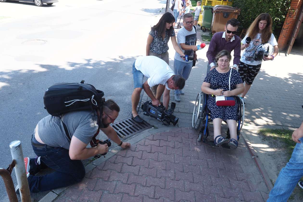  Pokazali jak ciężko osobie na wózku poruszać się po Lublinie (zdjęcie 4) - Autor: Wojciech Nieśpiałowski