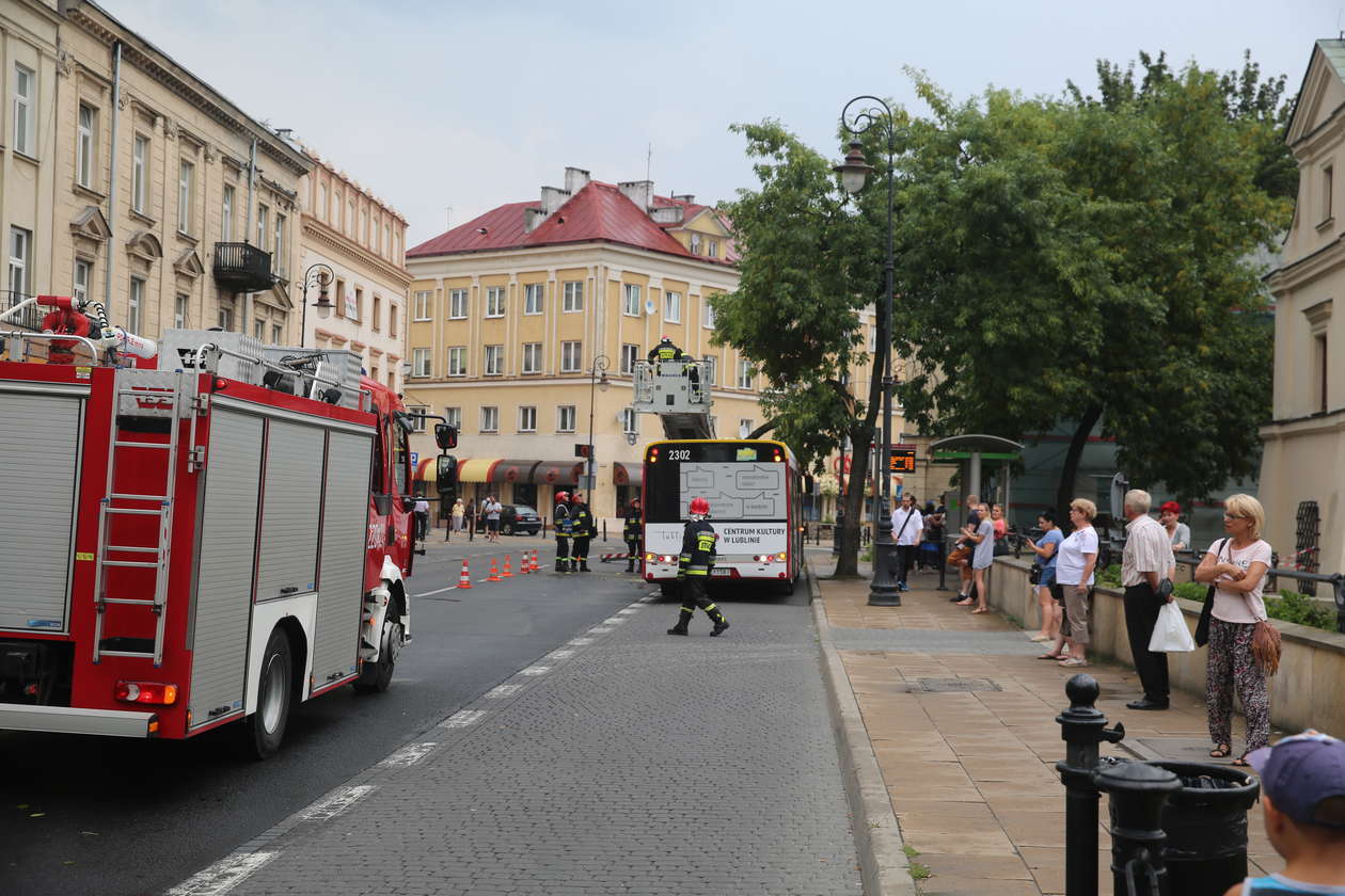  Lublin po burzy. Gałąź spadła na autobus (zdjęcie 10) - Autor: Paweł Buczkowski