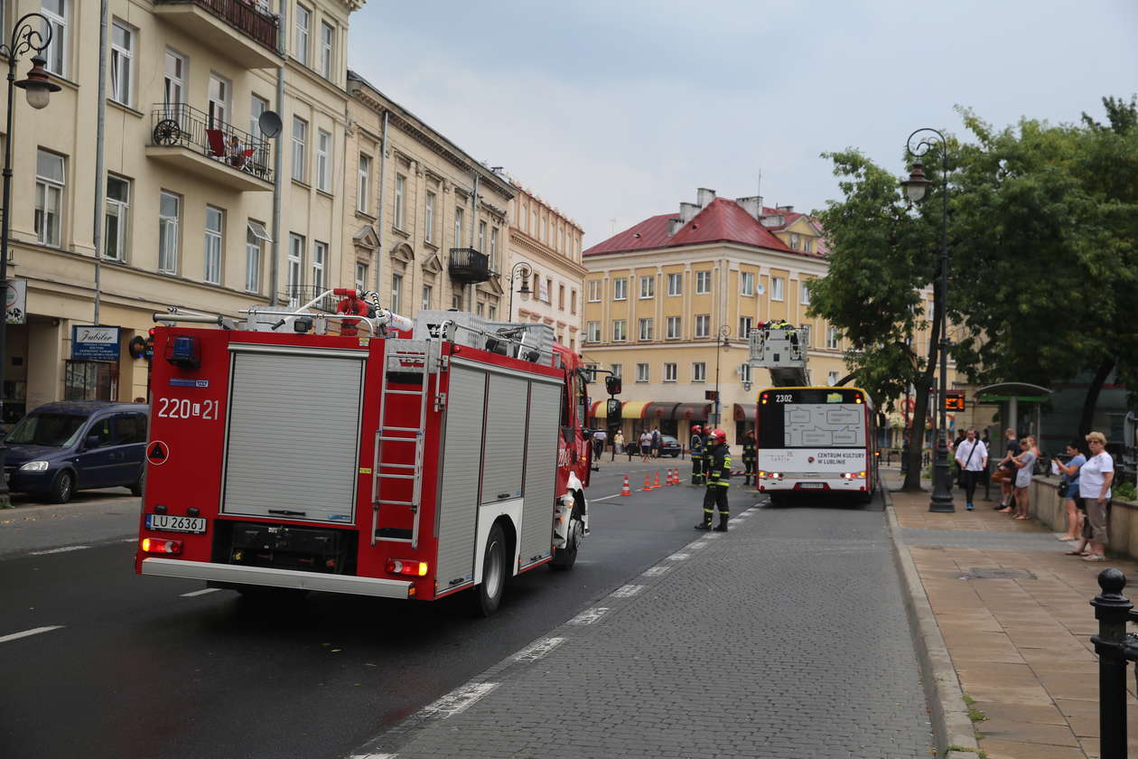  Lublin po burzy. Gałąź spadła na autobus (zdjęcie 7) - Autor: Paweł Buczkowski