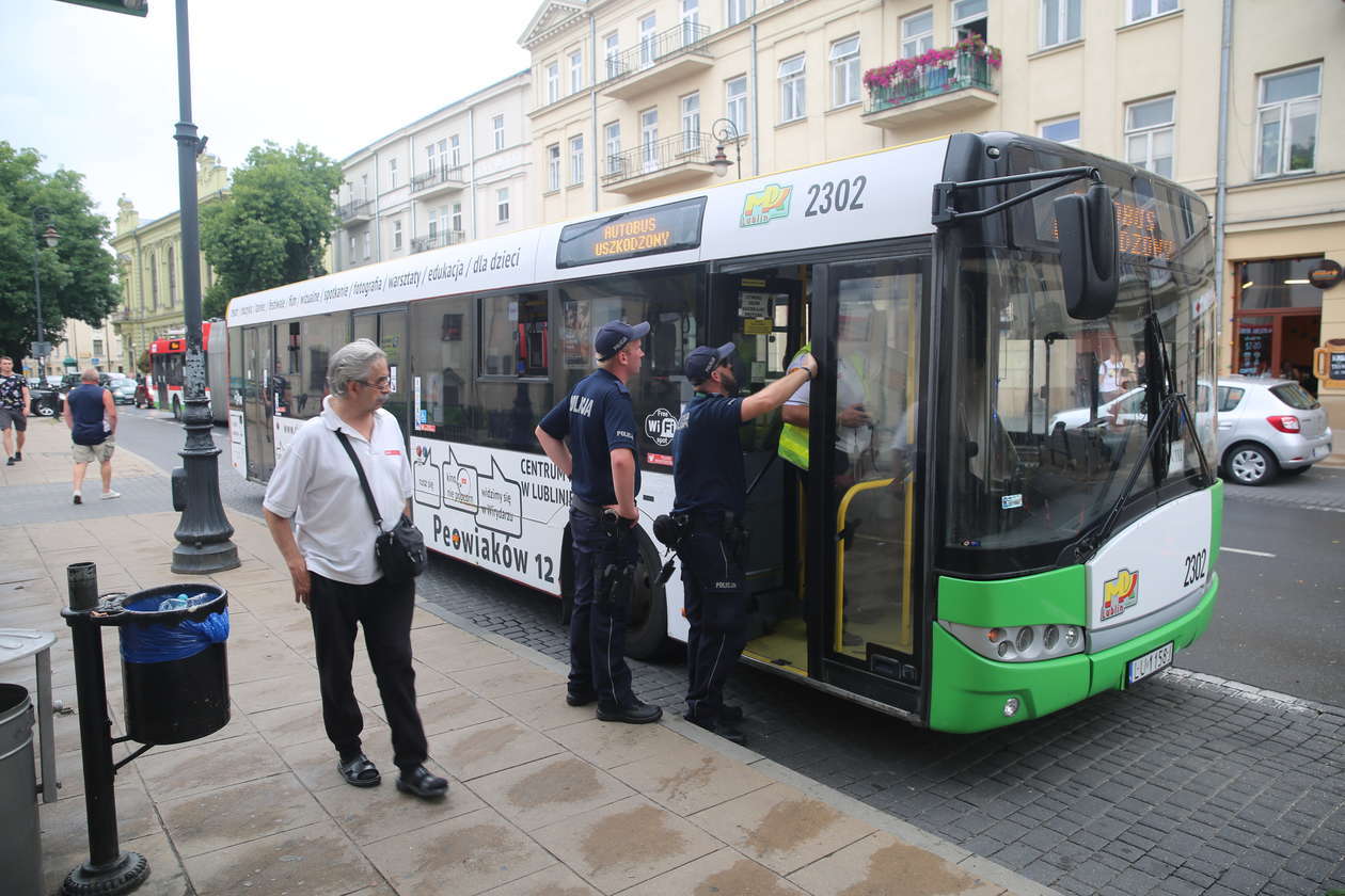  Lublin po burzy. Gałąź spadła na autobus (zdjęcie 4) - Autor: Paweł Buczkowski