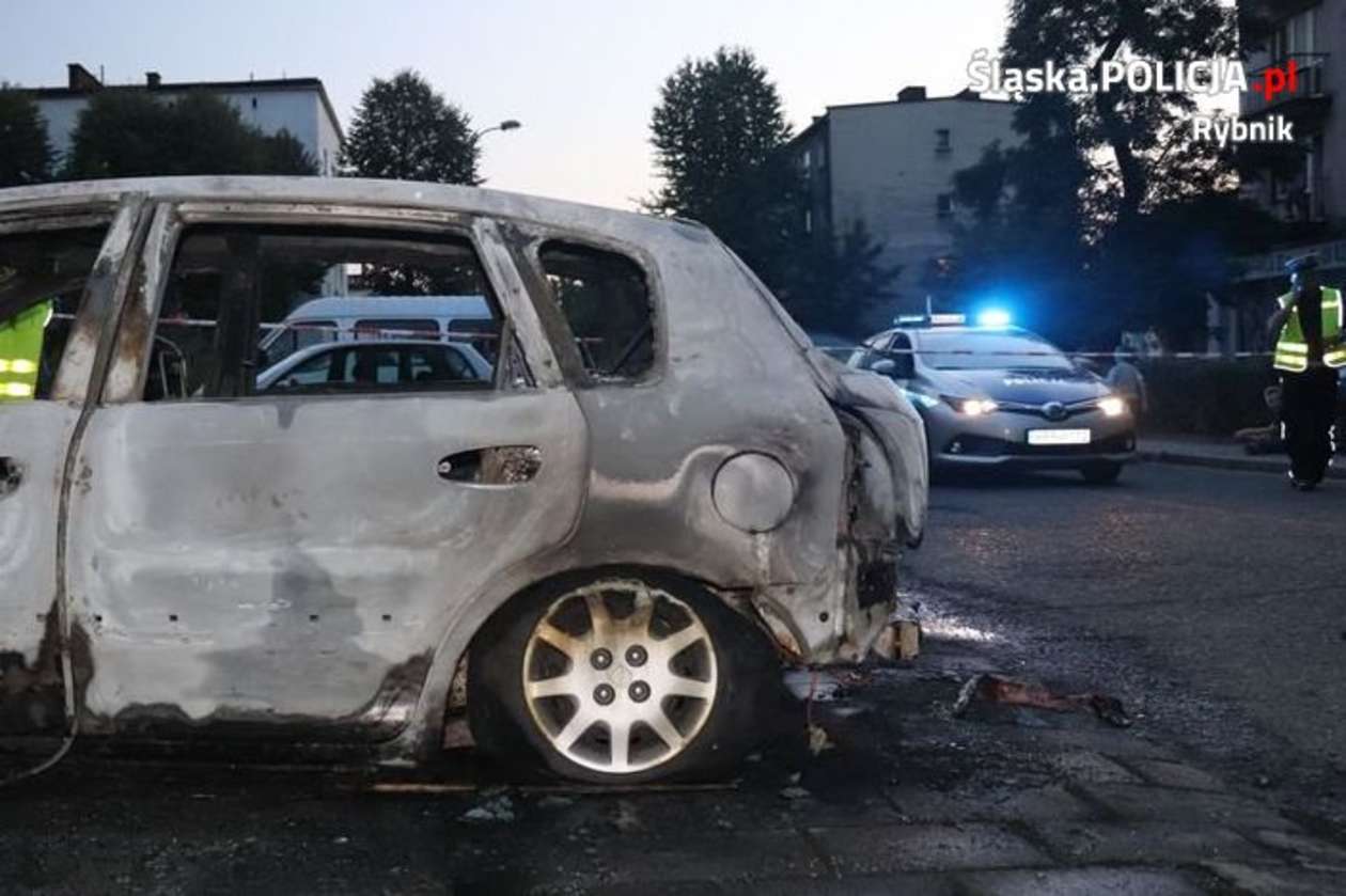  Pożar samochodu w Rybniku (zdjęcie 2) - Autor: Śląska Policja