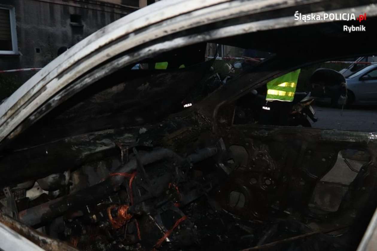  Pożar samochodu w Rybniku (zdjęcie 1) - Autor: Śląska Policja