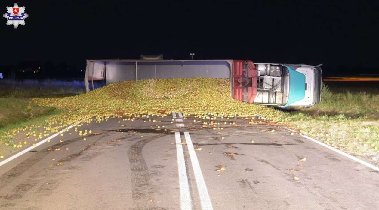 Wypadek w Siedliskach: 20 ton jabłek na jezdni - Autor: Policja