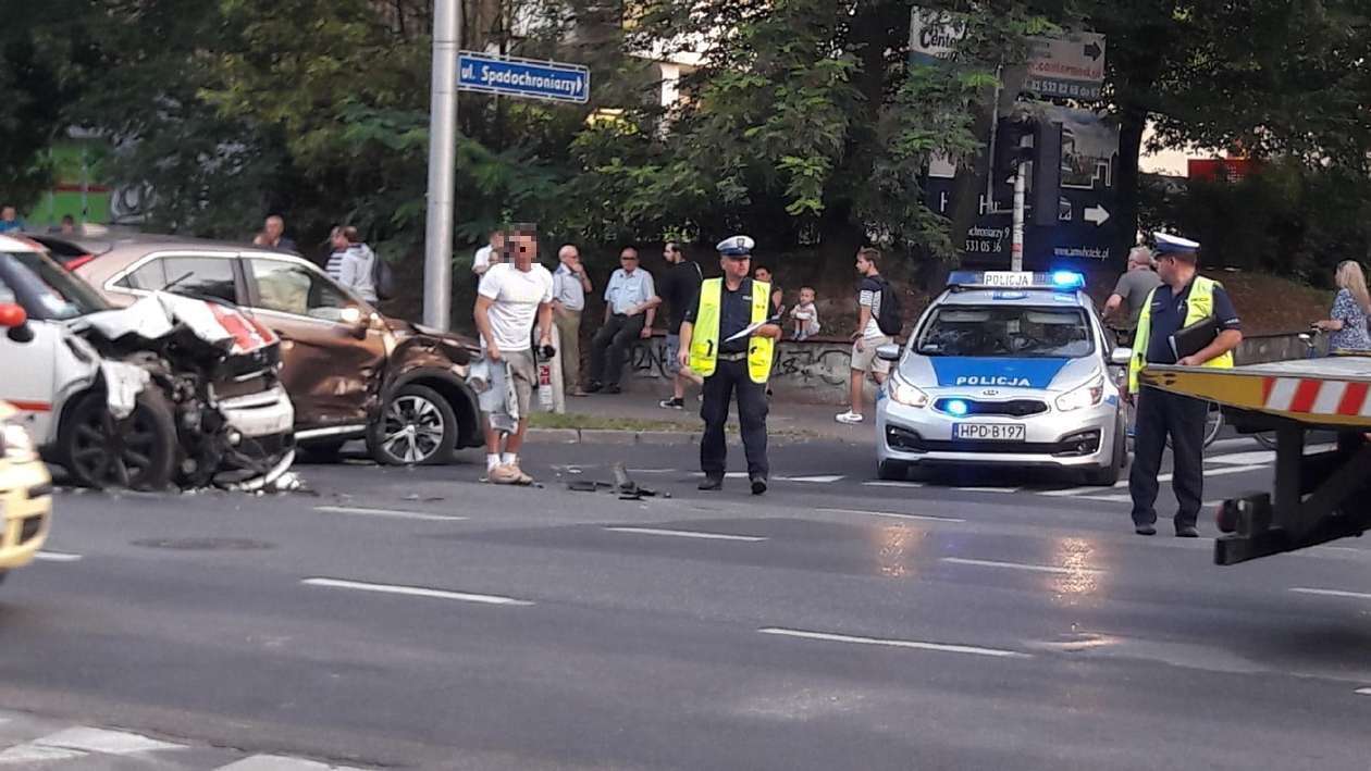 Wypadek na skrzyżowaniu al. Racławickich i ul. Spadochroniarzy