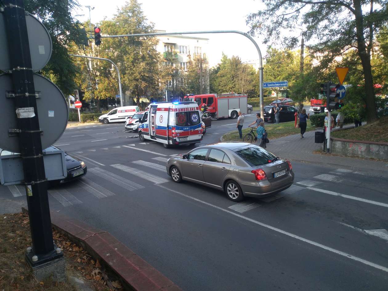  Wypadek na skrzyżowaniu al. Racławickich i ul. Spadochroniarzy (zdjęcie 6) - Autor: Adam / alarm24