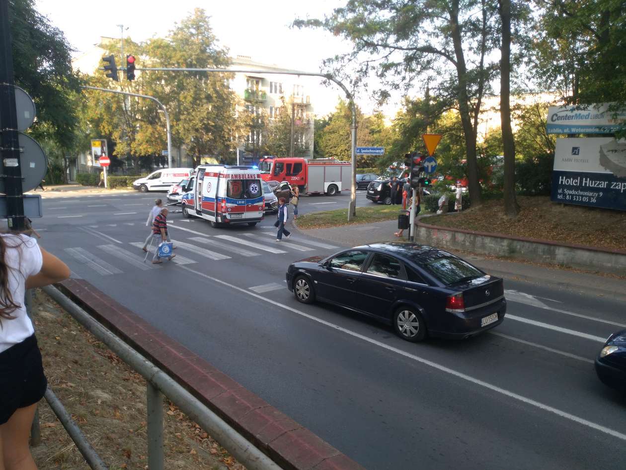 Wypadek na skrzyżowaniu al. Racławickich i ul. Spadochroniarzy - Autor: Adam / alarm24