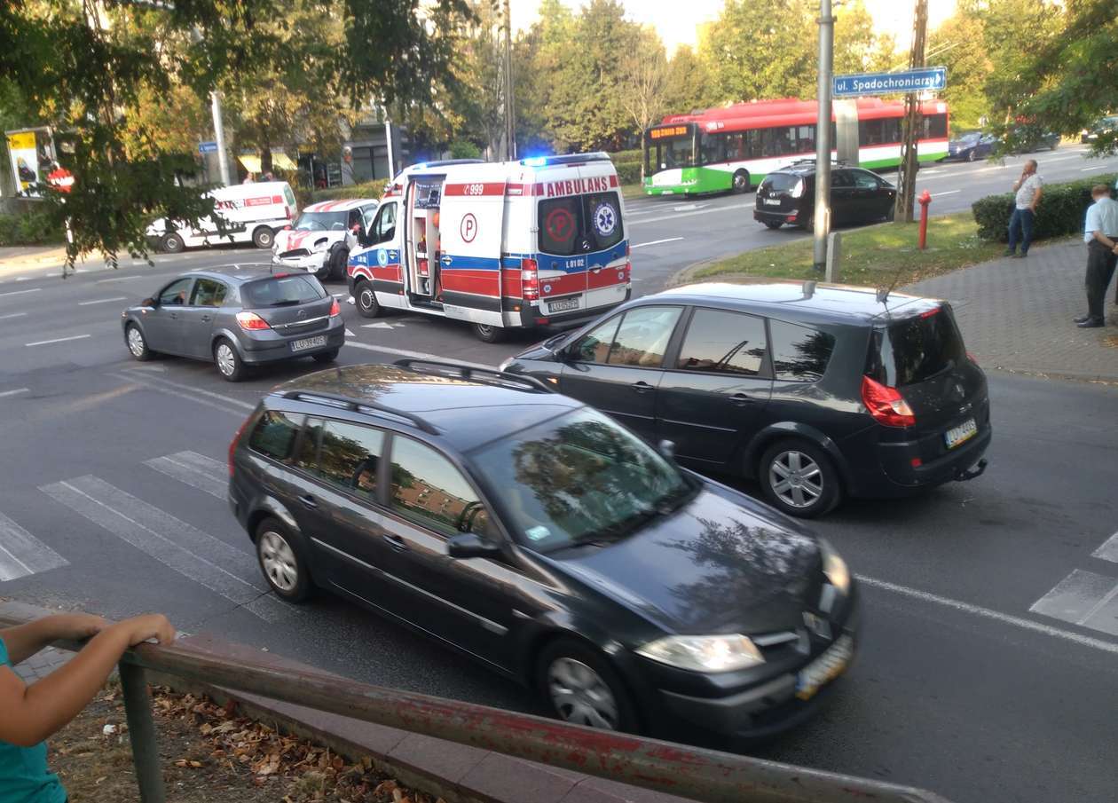  Wypadek na skrzyżowaniu al. Racławickich i ul. Spadochroniarzy (zdjęcie 3) - Autor: Adam / alarm24