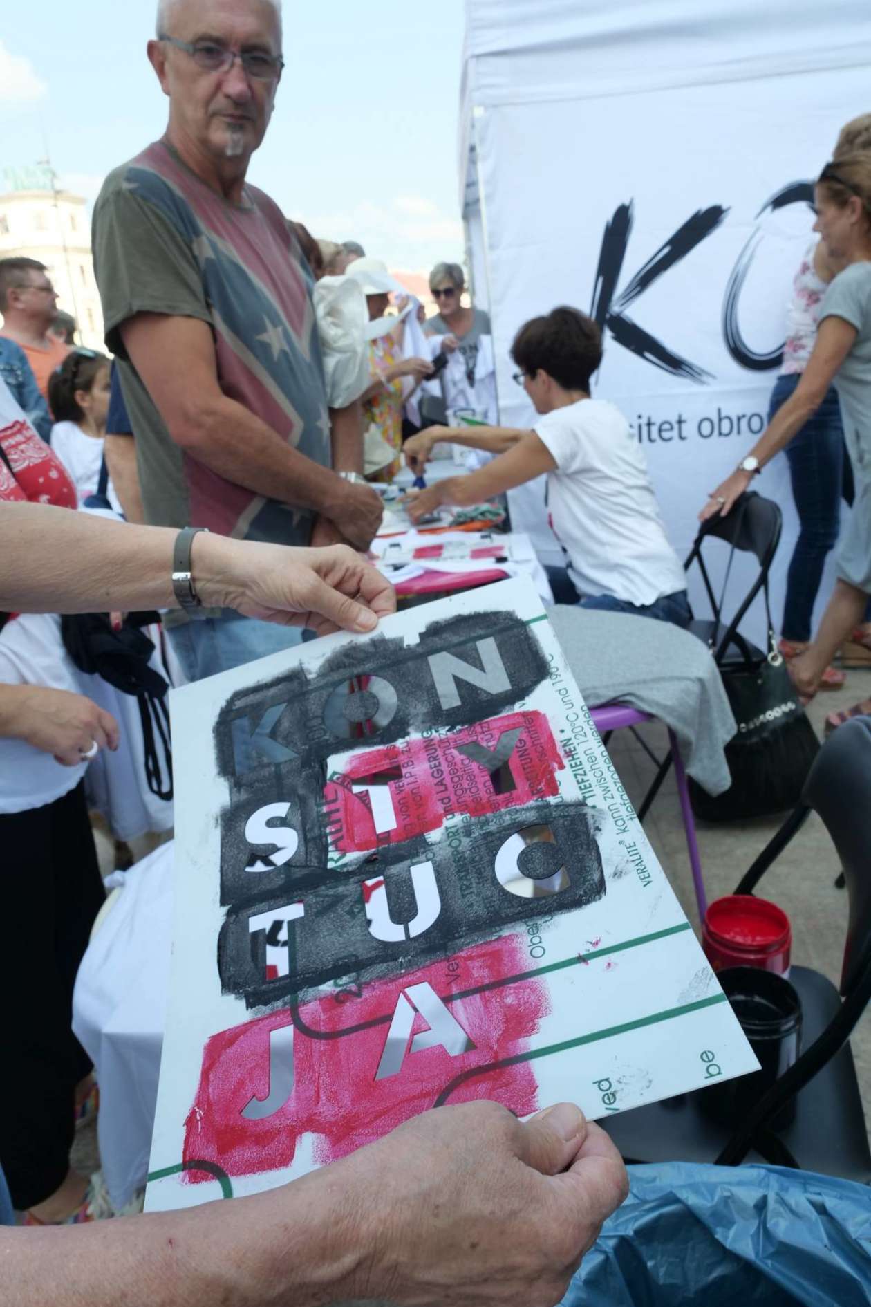   Punkt informacyjny KOD na pl. Litewskim: malowali słowo Konstytucja na koszulkach (zdjęcie 13) - Autor: Maciej Kaczanowski