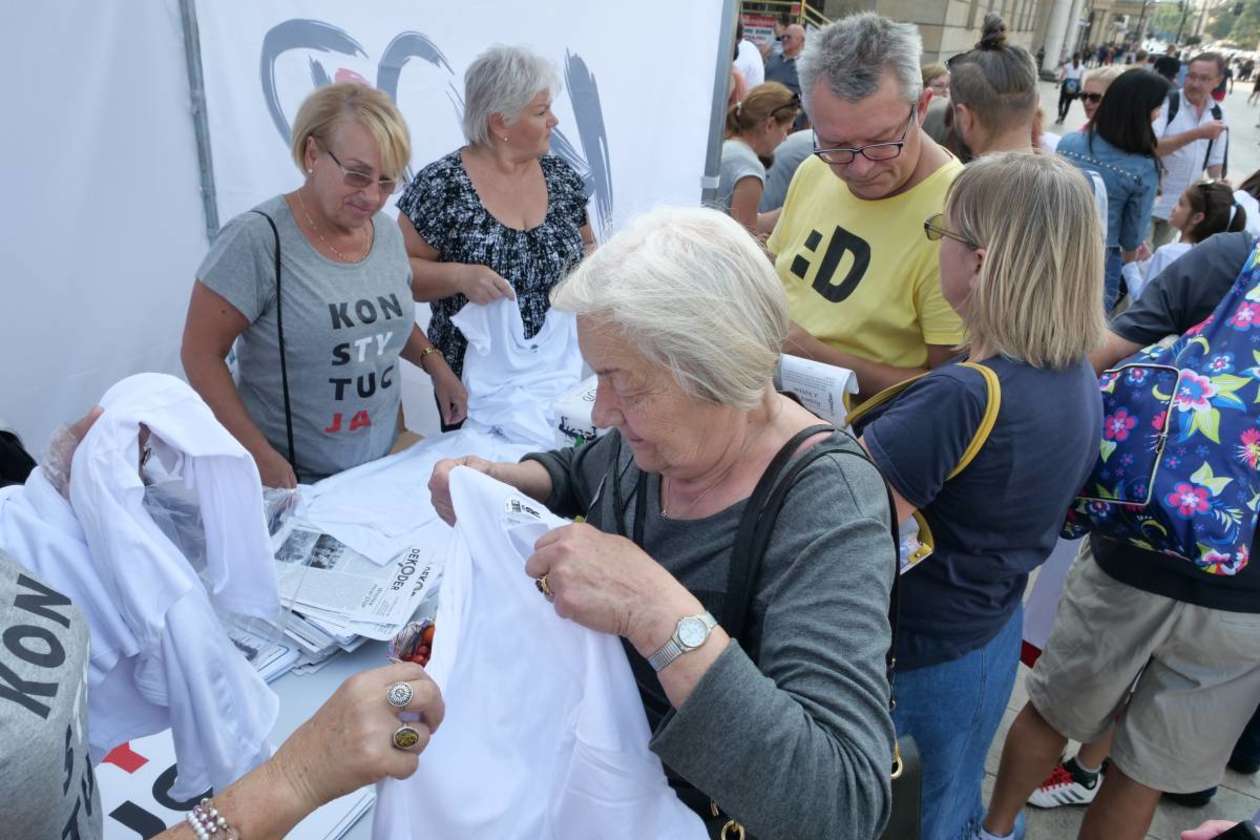   Punkt informacyjny KOD na pl. Litewskim: malowali słowo Konstytucja na koszulkach (zdjęcie 6) - Autor: Maciej Kaczanowski
